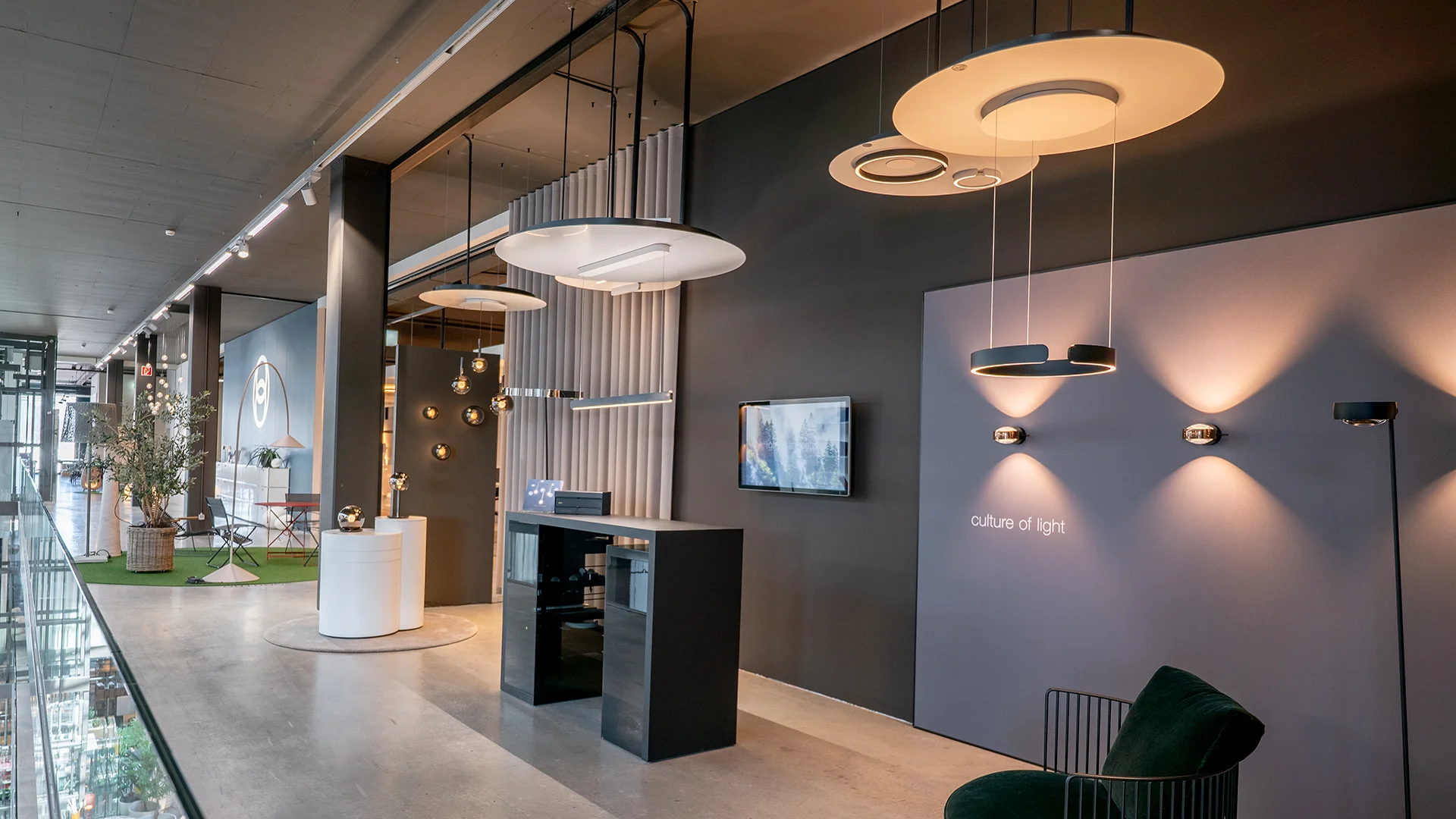 Ausstellungsraum mit runden Deckenleuchten und Wandleuchten – Occhio Ausstellung, Conceptlicht