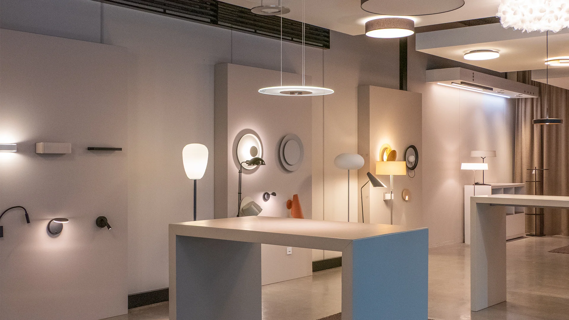 Wandpaneel mit Wand- und Tischleuchten zum Ausprobieren – Lichtstudio Weiler, Conceptlicht