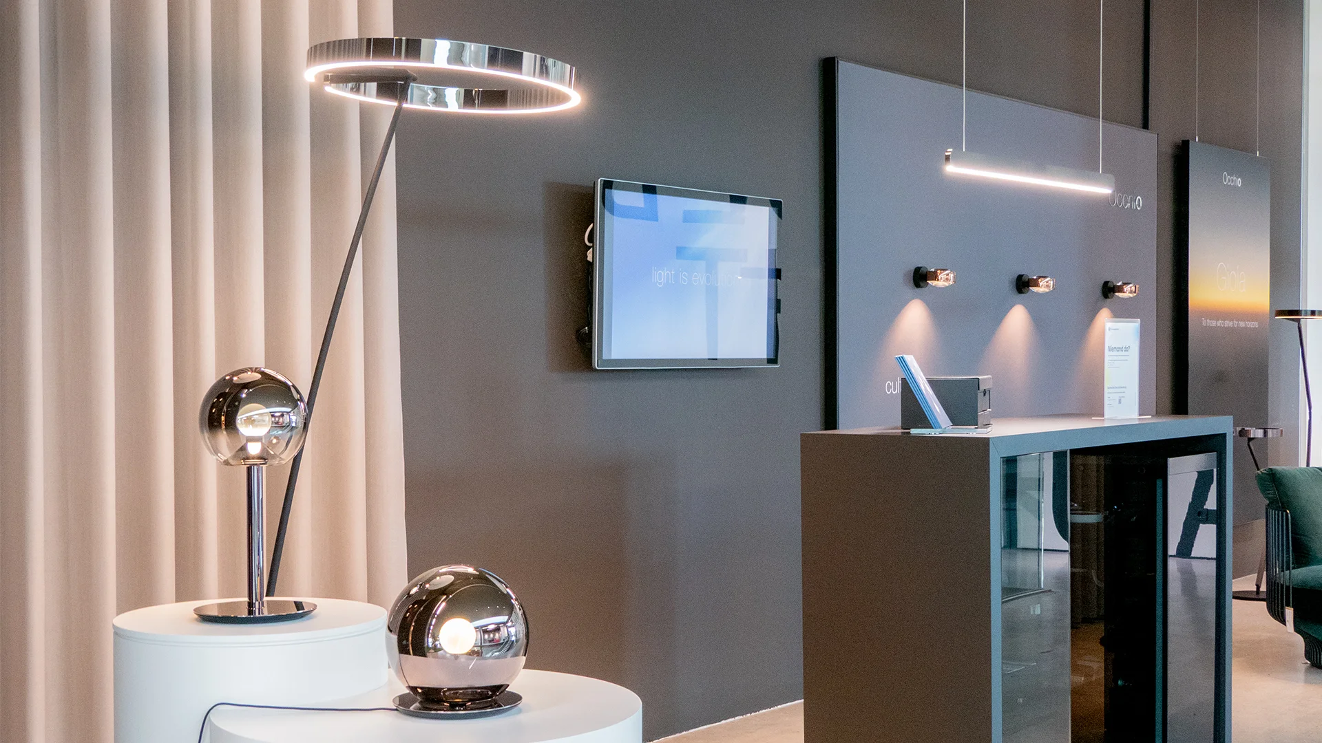Tischleuchte mit Kugelkopf im Ausstellungsbereich – Occhio Ausstellung, Conceptlicht