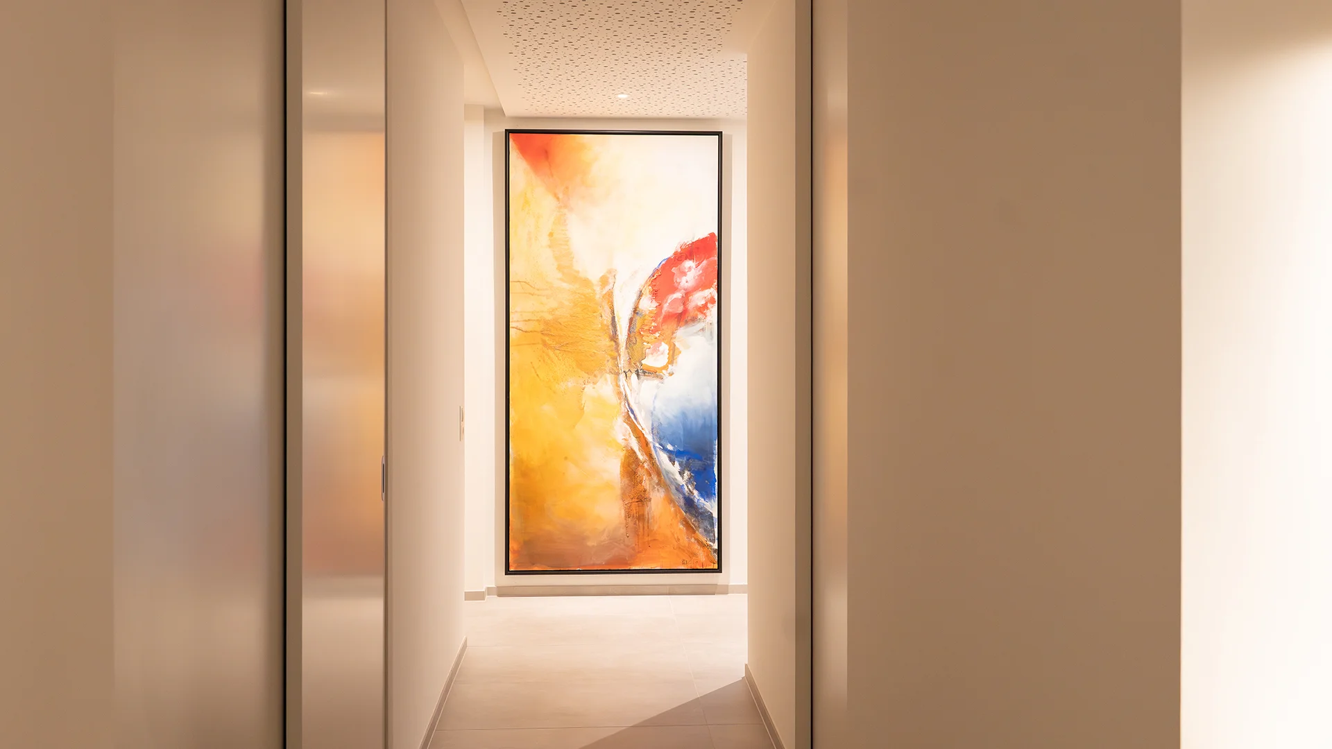 Flurbeleuchtung in Penthouse mit Kunstwerk, Lichtplanung Vorarlberg