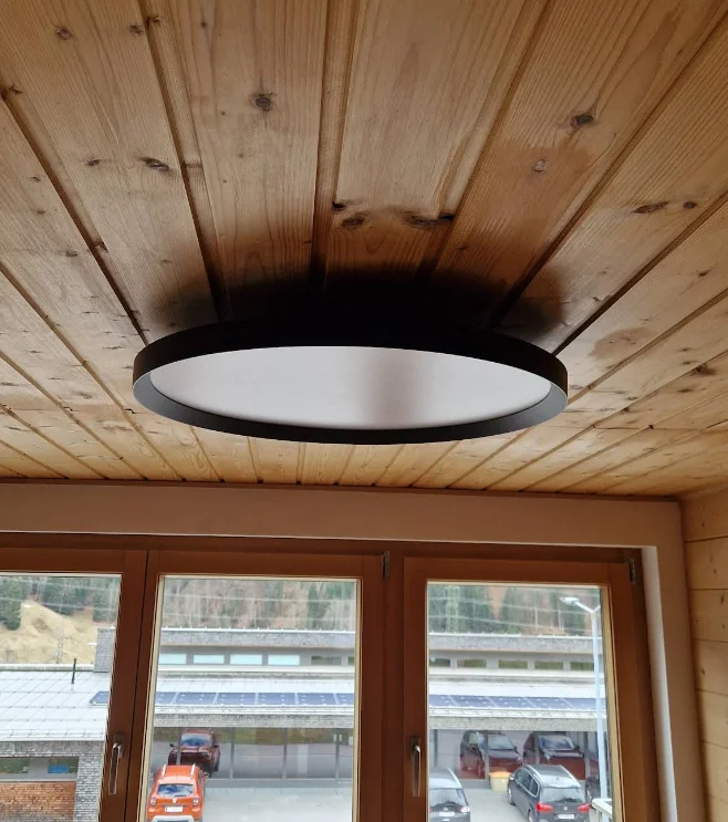Runde Deckenleuchte an einer Holzdecke mit indirektem Licht nach oben – Kundenprojekt, Conceptlicht